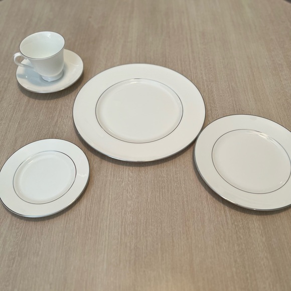 Wedgwood China Signet Platinum 5 Piece Place Setting - Picture 1 of 6